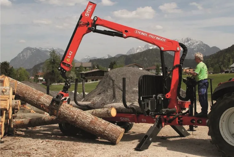 STEPA grue forestière FL4277 sur une remorque B8